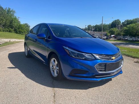 Used 2018 Chevrolet Cruze LT w/ Convenience Package FWD image 3