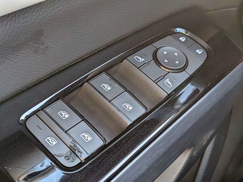 Used 2025 Nissan Pathfinder SL FWD image 27