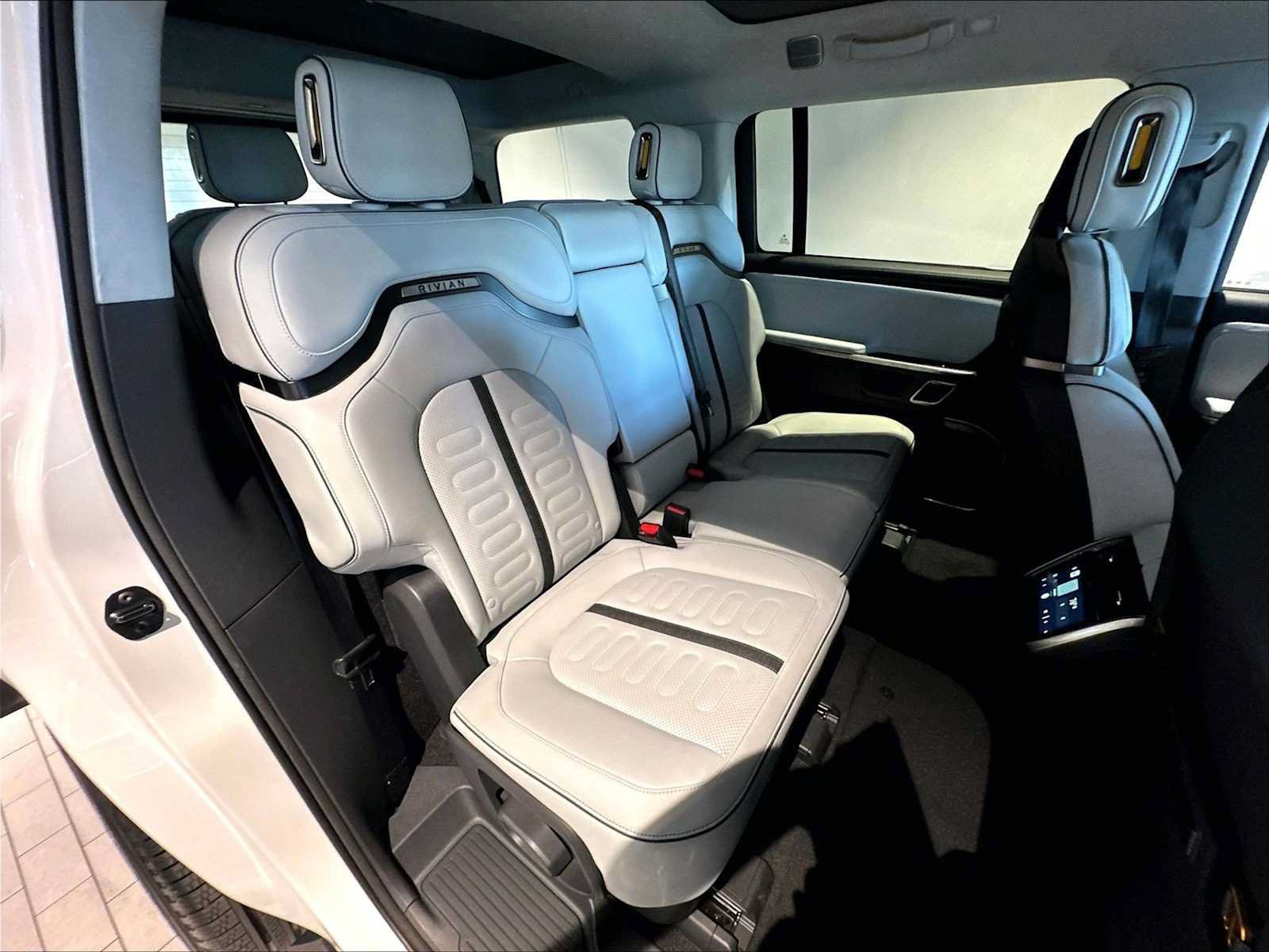 Used 2024 Rivian R1S Adventure Dual AWD/4WD image 33
