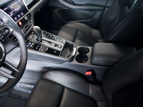 Certified 2025 Porsche Macan image 19