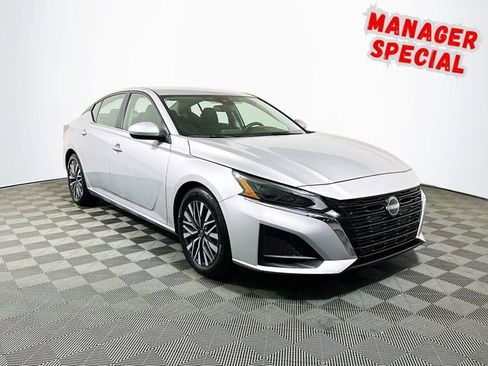 Used 2023 Nissan Altima 2.5 SV image 1