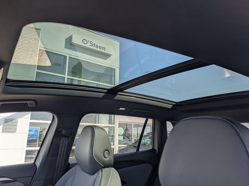 New 2026 Volkswagen Tiguan SE R-Line FWD image 21