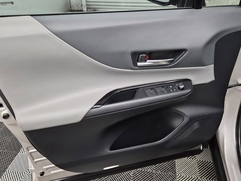 Used 2023 Toyota Venza LE image 18