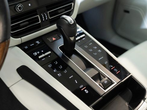 Certified 2024 Porsche Macan S AWD/4WD image 22