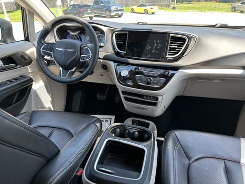 Used 2023 Chrysler Pacifica Touring-L FWD image 32