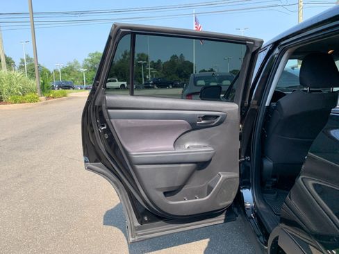 Used 2022 Toyota Highlander LE AWD/4WD image 29