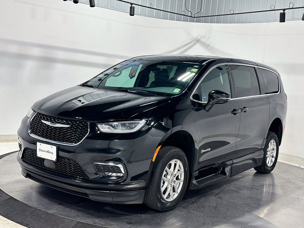 Used 2025 Chrysler Pacifica Select FWD image 2