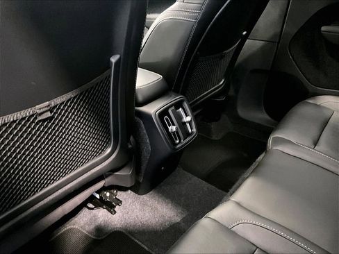 Used 2025 Volvo XC40 B5 Plus image 23