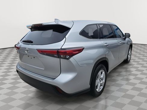Used 2021 Toyota Highlander LE image 5