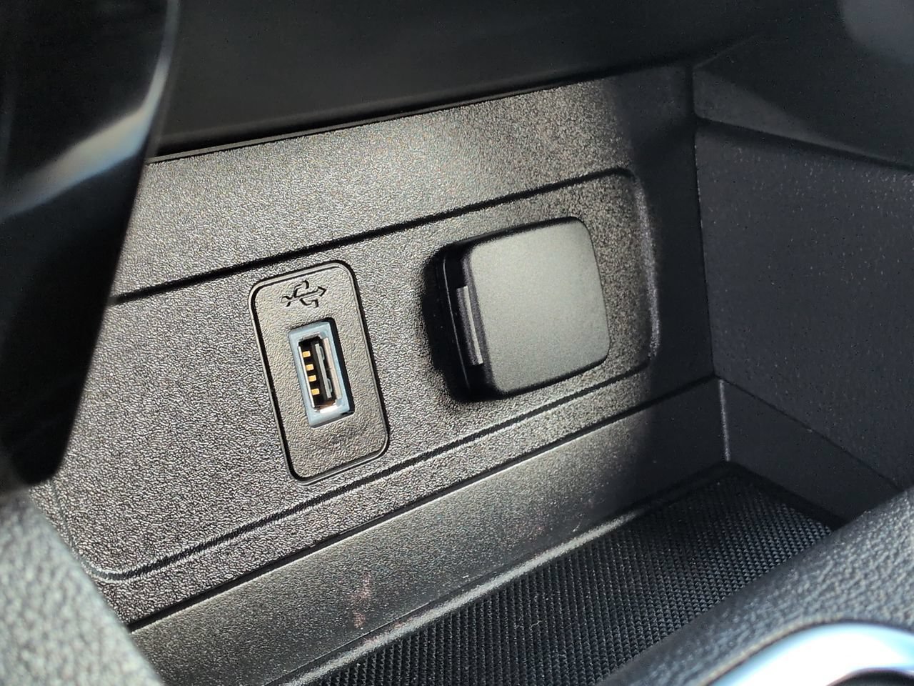 Used 2018 Ford Escape Titanium w/ Ford Safe & Smart Package FWD image 22