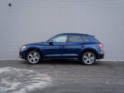 Certified 2025 Audi Q5 2.0T Premium w/ Convenience Plus Package image 2