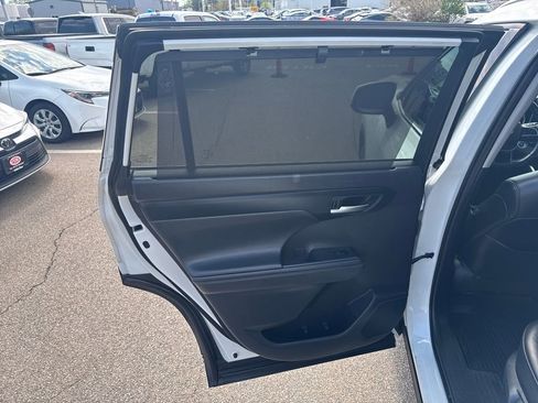 Used 2021 Toyota Highlander XLE AWD/4WD image 42
