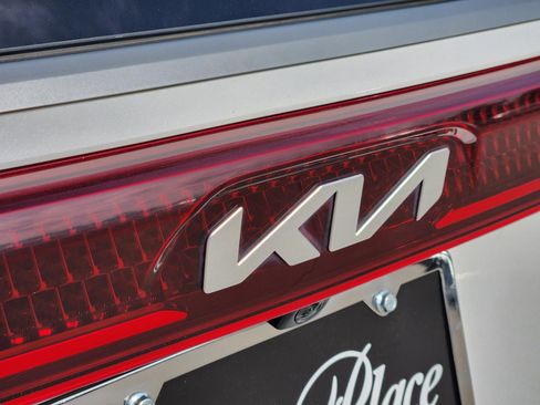 Used 2023 Kia Carnival LX FWD image 33