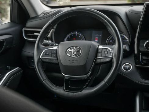 Used 2020 Toyota Highlander LE FWD image 12