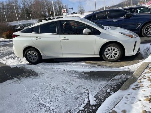 Used 2019 Toyota Prius LE image 5