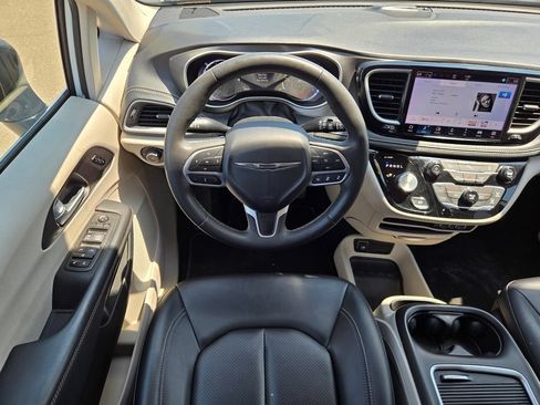 Used 2024 Chrysler Pacifica Limited FWD image 13