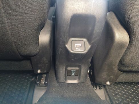 Used 2018 Jeep Renegade Latitude w/ Cold Weather Group image 26