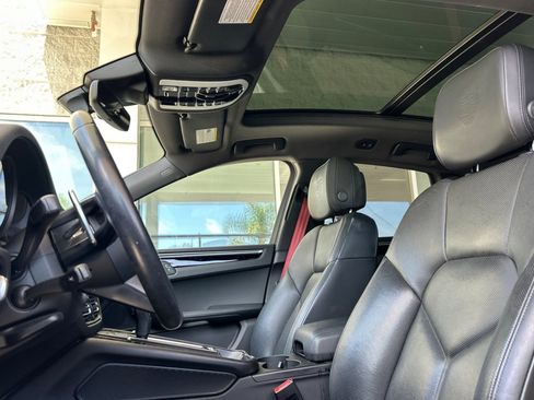 Certified 2023 Porsche Macan AWD/4WD image 5