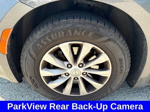 Used 2019 Chrysler Pacifica Touring-L FWD image 13