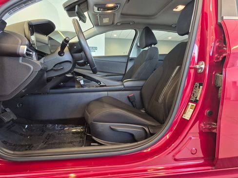 Used 2025 Hyundai Elantra SEL FWD image 13
