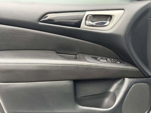 Used 2018 Nissan Pathfinder SV image 10