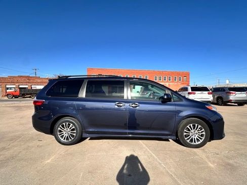 Used 2019 Toyota Sienna XLE w/ XLE Navigation Package image 4