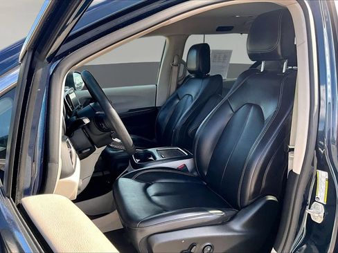 Used 2023 Chrysler Pacifica Touring-L FWD image 24
