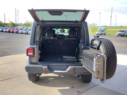 Used 2018 Jeep Wrangler Unlimited Sahara w/ Uconnect 4C Nav & Sound Group AWD/4WD image 16
