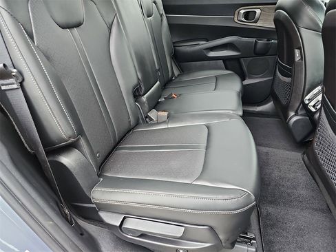 Used 2022 Kia Sorento S w/ Panoramic Sunroof Package image 16