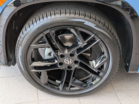New 2026 Volkswagen Tiguan SE R-Line FWD image 9