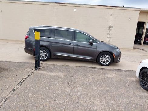 Used 2019 Chrysler Pacifica Touring-L Plus FWD image 3