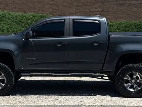 Used 2017 Chevrolet Colorado Z71 AWD/4WD image 2