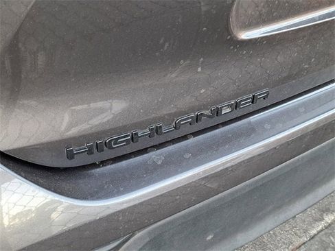 Used 2023 Toyota Highlander XLE image 4