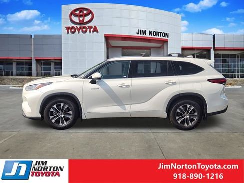 Used 2020 Toyota Highlander XLE AWD/4WD image 4