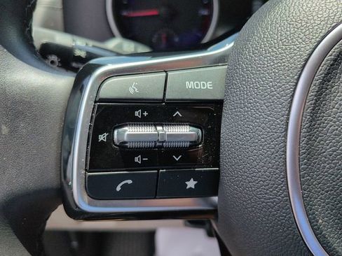 Used 2024 Kia Carnival LX FWD image 18