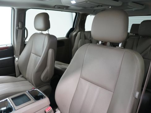 Used 2014 Chrysler Town & Country Touring-L w/ Driver Convenience Group image 8