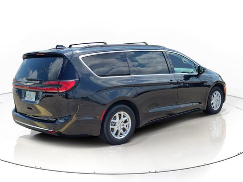 Used 2022 Chrysler Pacifica Touring-L FWD image 3