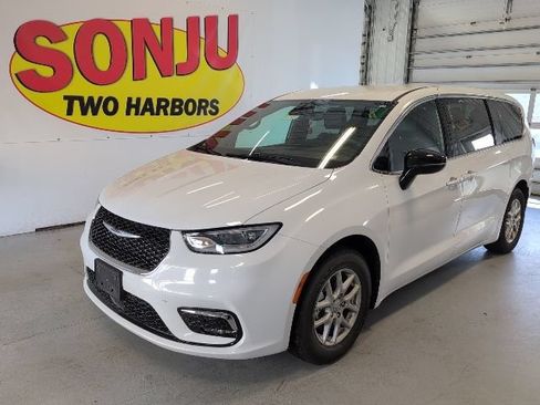 Used 2025 Chrysler Pacifica Select FWD image 1