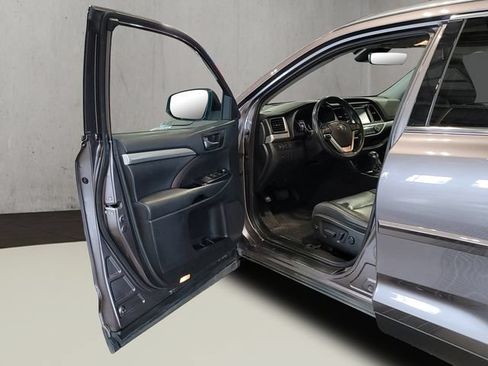 Used 2019 Toyota Highlander XLE AWD/4WD image 39
