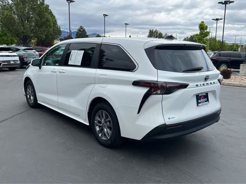 Used 2025 Toyota Sienna LE FWD image 11