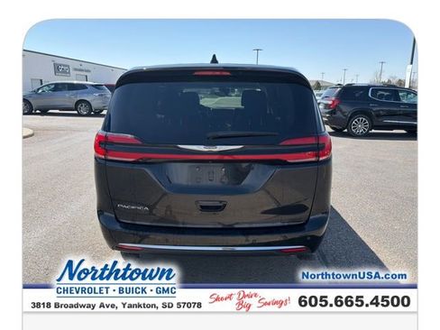 Used 2023 Chrysler Pacifica Touring-L image 10