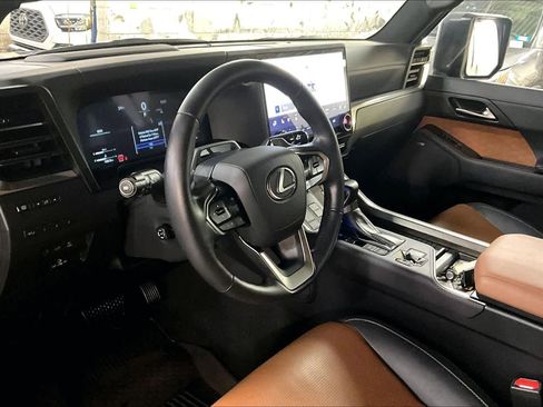 Used 2024 Lexus GX 550 w/ Accessory Package (Z1) image 17