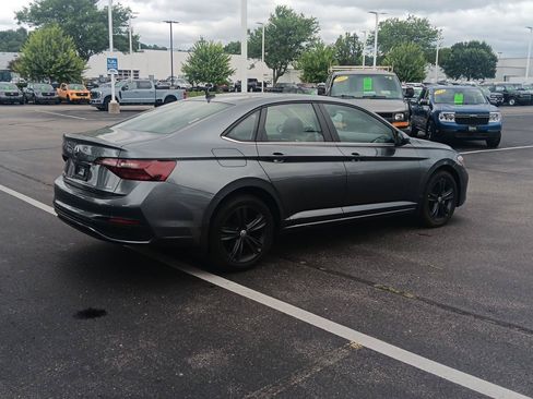 Used 2022 Volkswagen Jetta SE w/ Panoramic Sunroof Package FWD image 4