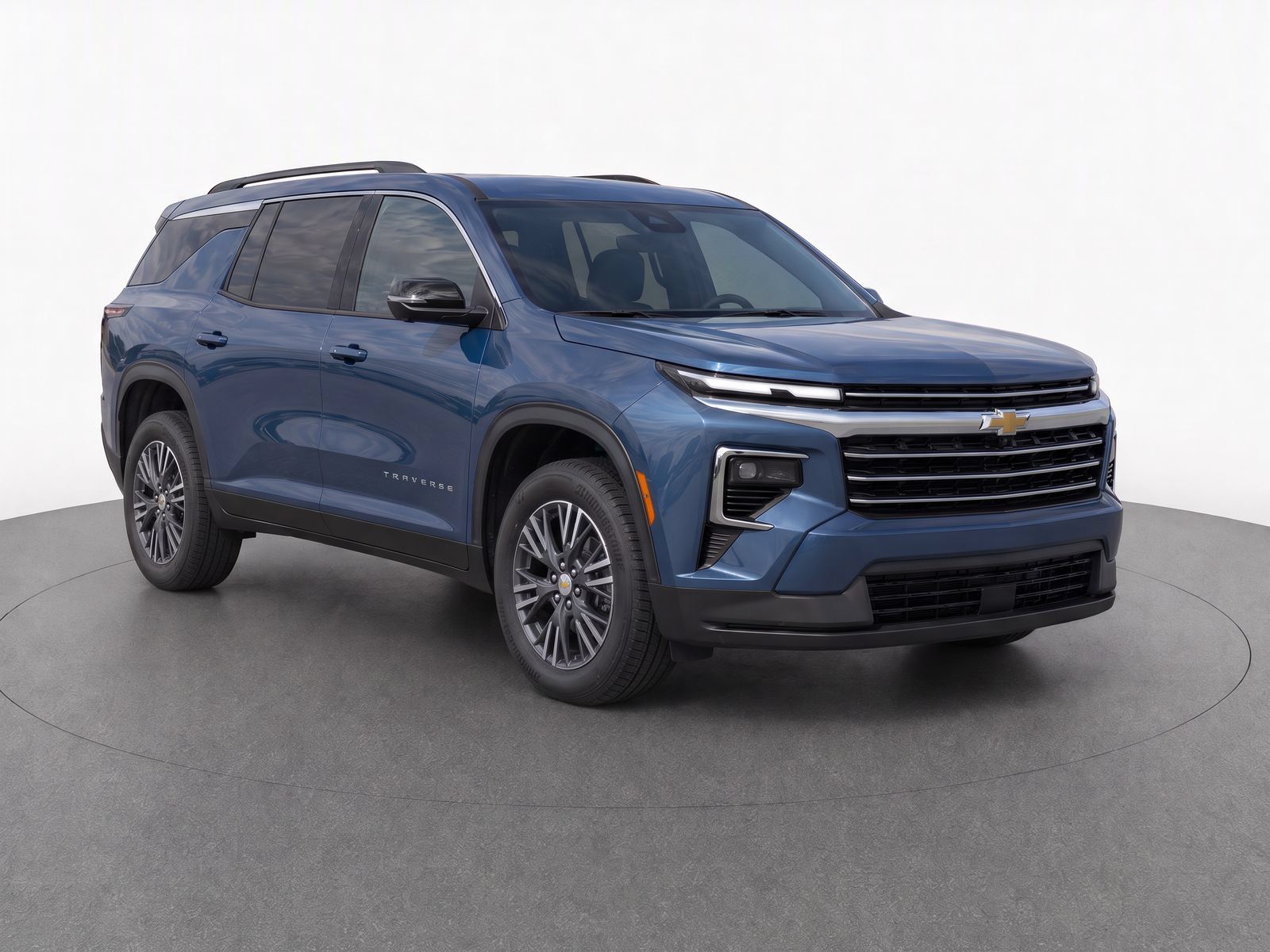Used 2026 Chevrolet Traverse LT FWD image 2