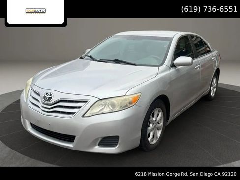 Used 2011 Toyota Camry LE image 1