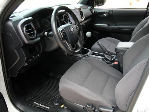 Used 2018 Toyota Tacoma TRD Off-Road AWD/4WD image 19