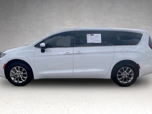 Used 2023 Chrysler Pacifica Touring-L AWD/4WD image 3