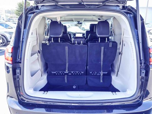 Used 2023 Chrysler Pacifica Touring-L image 16
