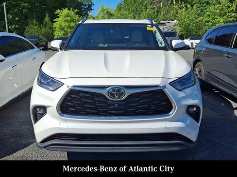 Used 2021 Toyota Highlander Limited AWD/4WD image 2