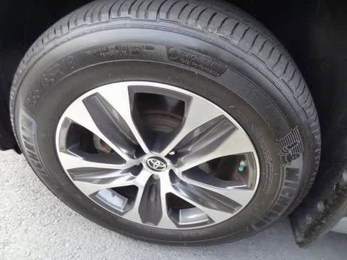 Used 2021 Toyota Highlander XLE image 13